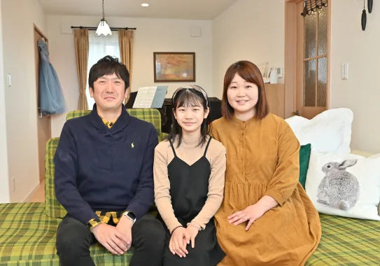 音楽を楽しむご家族の ナチュラルテイストな レンガ住宅