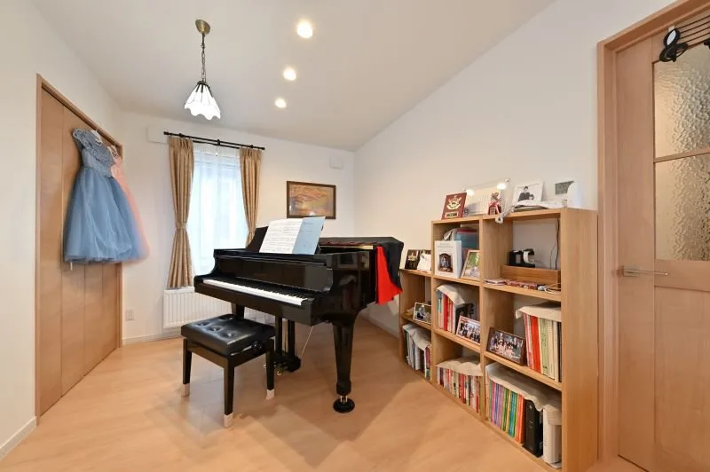 音楽を楽しむご家族のナチュラルテイストなレンガ住宅